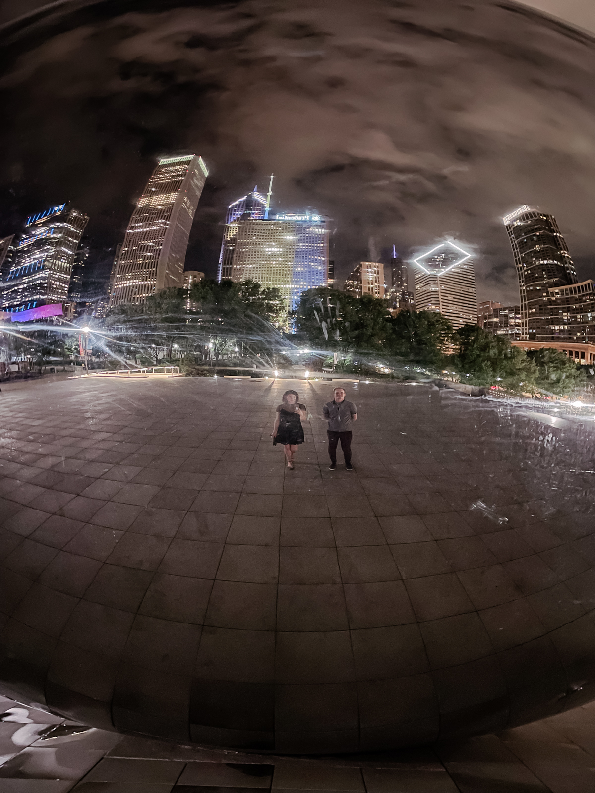 couple in reflection of Chicago Bean at night